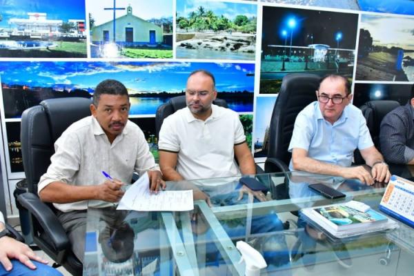 Prefeito de Floriano assina ordens de serviço para construção de praça e melhorias no aterro sanitário(Imagem:Secom)