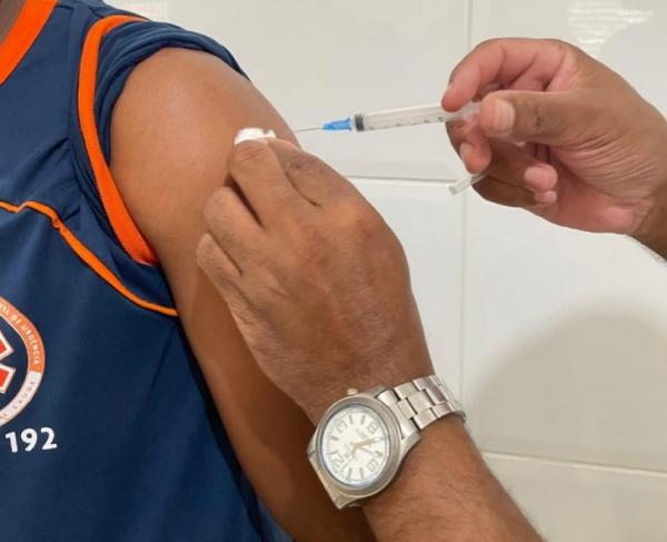 Prefeitura de Floriano realiza imunização de quase 800 profissionais de saúde