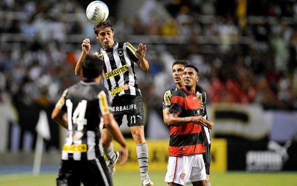 Fellype Gabriel na sobe para cortar de cabe&ccedil;a pelo Botafogo.(Imagem:Fernando Soutello / Agif)