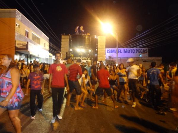 Capil&eacute; e Banda animaram arrast&atilde;o de anivers&aacute;rio de Floriano.(Imagem:FlorianoNews)