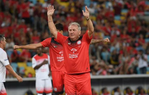  Zico comemora gol no Jogo das Estrelas no Maracan&atilde;.(Imagem: Alexandre Dur&atilde;o )