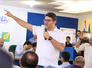 Em seminário, Luciano critica governo e fala em plano de desenvolvimento