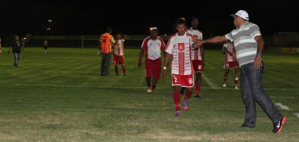 Por conta da indefini&ccedil;&atilde;o, 4 de Julho v&ecirc; jogadores deixando clube.(Imagem: N&aacute;yra Mac&ecirc;do/GLOBOESPORTE.COM)