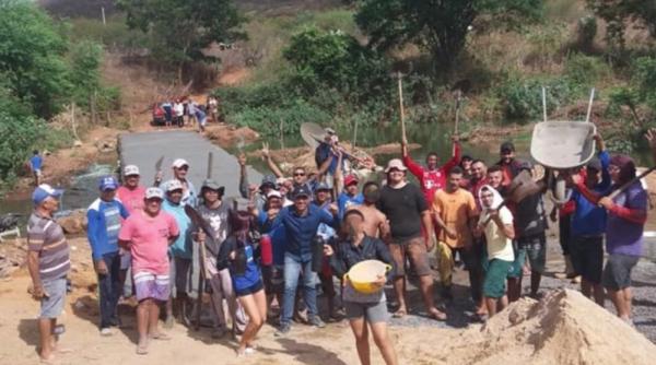 Comunidade se reúne e constrói ponte para atravessar rio no Piauí