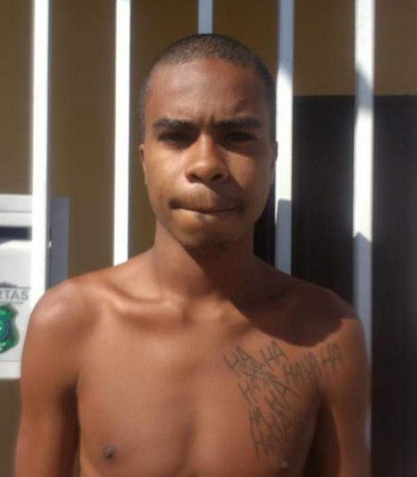 Homem &eacute; contido por populares ao tentar realizar assalto(Imagem:Reprodu&ccedil;&atilde;o)