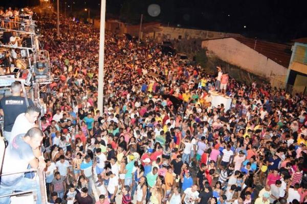 Arrast&atilde;o atrai milhares de pessoas &agrave; Avenida Beira Rio no anivers&aacute;rio da cidade.(Imagem:Secom)