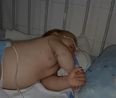 Sem ar condicionado e ventilador, mães abanam bebês em Hospital do Piauí