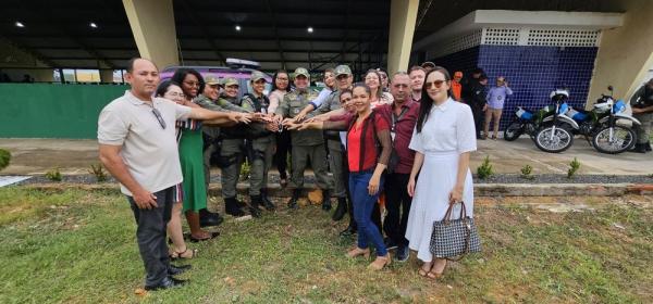 PM instala base da Patrulha Maria da Penha e entrega viatura lilás e motocicletas em Oeiras