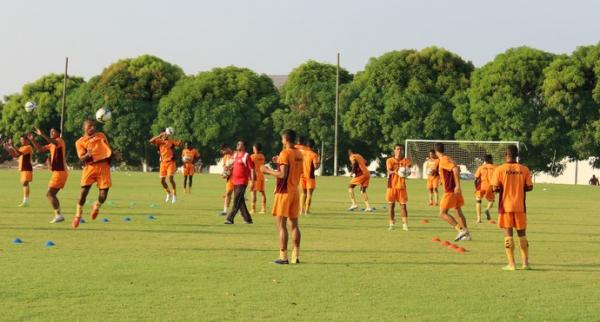River-PI treinou bolas a&eacute;reas e mostrou preocupa&ccedil;&atilde;o com altura dos jogadores ga&uacute;chos.(Imagem:Andr&eacute; Leal)