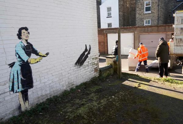 Banksy faz grafite sobre violência doméstica no Valentines Day