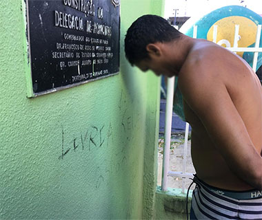 Suspeito de arrastão em escola é preso jogando baralho na beira rio