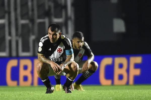 Análise: com novo comando e o mesmo roteiro, urge no Vasco a necessidade de reforços