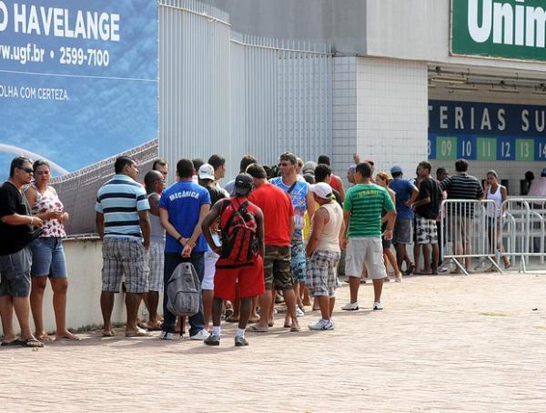 Torcedores fazem fila no Engenh&atilde;o na manh&atilde; desta quarta-feira.(Imagem:Andr&eacute; Dur&atilde;o / Globoesporte.com)