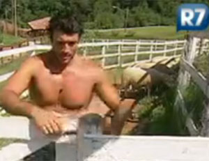 Daniel se diverte com as ovelhas