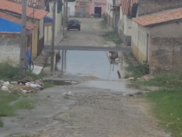 Vazamento de &aacute;gua est&aacute; causando transtornos em ruas de Floriano.(Imagem:FlorianoNews)