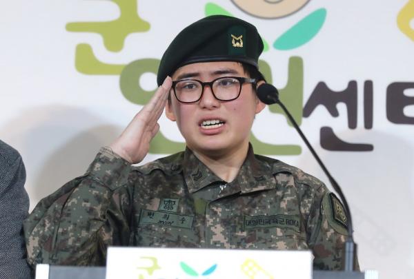 Exército sul-coreano expulsa militar que passou por transição de gênero
