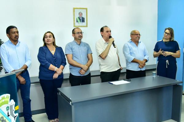 Poder Legislativo acompanha assinatura de ordens de serviços de novas obras para Floriano.(Imagem:CMF)