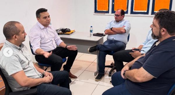 Vereadores Marcony Alisson e James Rodrigues se re&uacute;nem com dire&ccedil;&atilde;o da &Aacute;guas do Piau&iacute; para discutir demandas de Floriano(Imagem:Reprodu&ccedil;&atilde;o/Instagram)