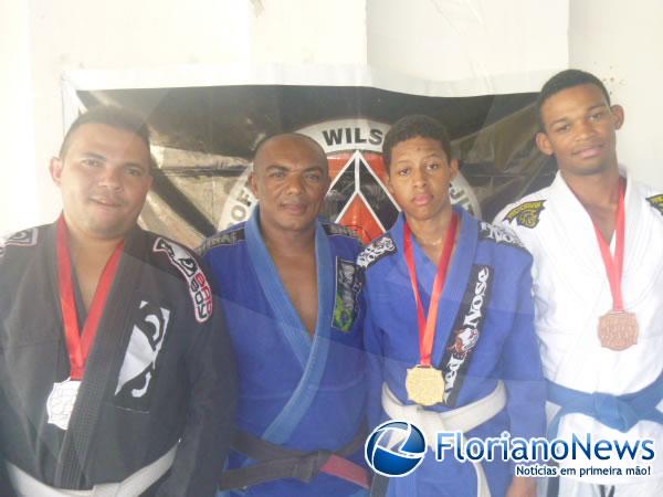 Atletas de Floriano conquistam 11 medalhas em torneio de Jiu Jitsu em Parna&iacute;ba.(Imagem:FlorianoNews)