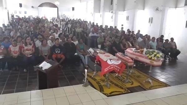 Como&ccedil;&atilde;o marca missa de corpo presente de florianenses v&iacute;timas de acidente.(Imagem:Jc24horas)