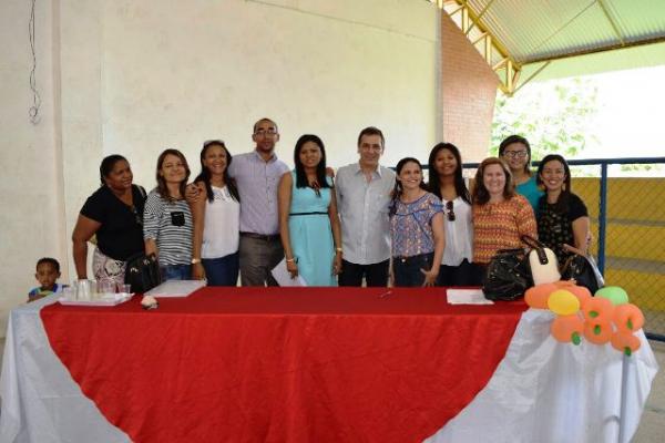 Prefeito Gilberto e Secret&aacute;ria de Educa&ccedil;&atilde;o entregam kit escolar para crian&ccedil;as da Educa&ccedil;&atilde;o Infantil(Imagem:Waldemir Miranda)