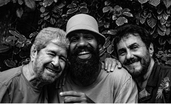 Antônio Carlos & Jocafi se afinam com Russo Passapusso na cadência bonita do samba "Mirê Mirê"