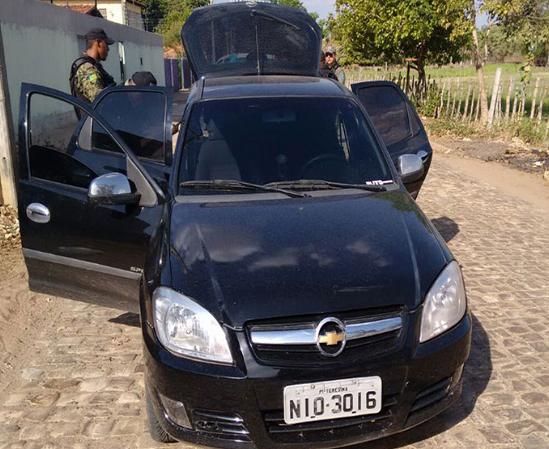 Bandidos rendem clientes e atendente é baleada na cabeça em assalto na capital