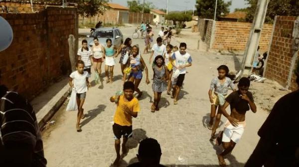 Palha&ccedil;o Carrapeta leva alegria a crian&ccedil;as de Floriano com distribui&ccedil;&atilde;o de bombons.(Imagem:FlorianoNews)