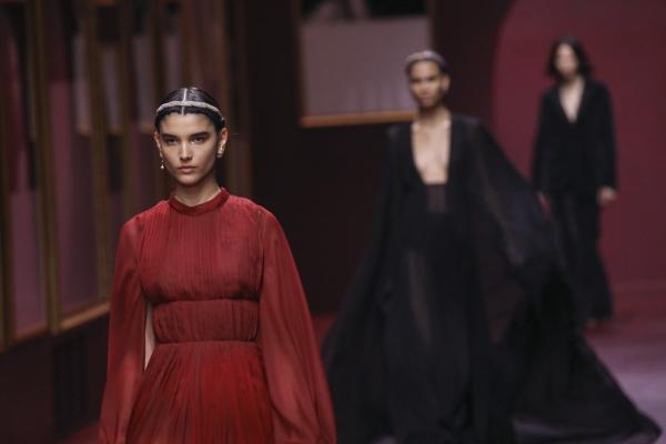 Como um espelho, a moda reflete a guerra nas passarelas de Paris