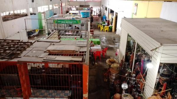 Forte chuva deixa Mercado Público de Floriano alagado