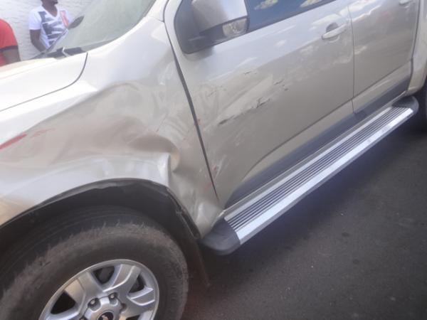Carro capota após colidir com carreta no Centro de Floriano.(Imagem:FlorianoNews)