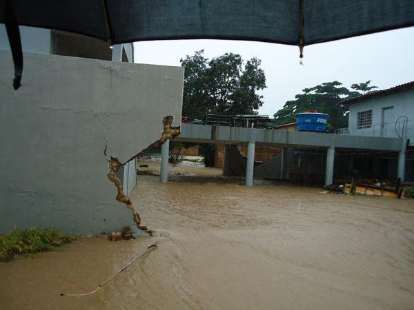  Igreja Central da Congrega&ccedil;&atilde;o Crist&atilde; no Brasil teve o muro carregado pela chuva (Imagem:Reda&ccedil;&atilde;o)