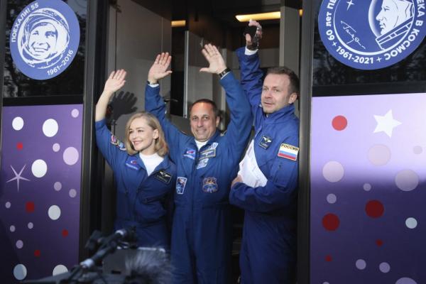 Atriz e cineasta russos decolam para rodar primeiro filme no espaço