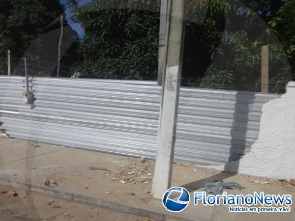 Telhas de alumin&iacute;o s&atilde;o usadas de forma provis&oacute;ria.(Imagem:FlorianoNews)