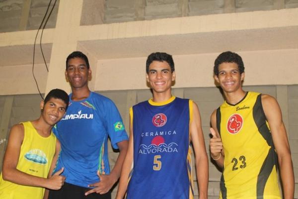 &Iacute;talo (camisa 23) na &eacute;poca do basquete. Agora, handebol de areia &eacute; sua 