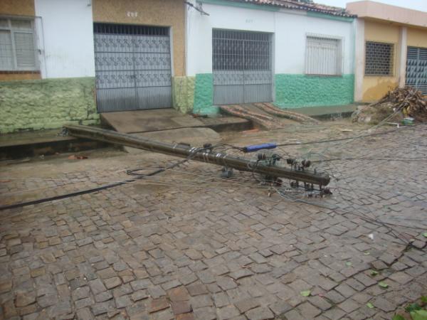Poste ca&iacute;do(Imagem:FlorianoNews)