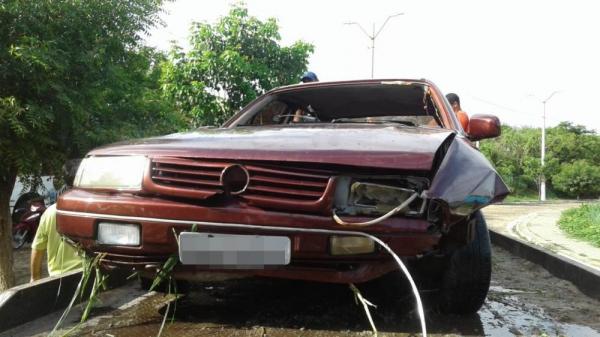 Motorista perde controle da direção e carro cai dentro do açude em Água Branca/PI