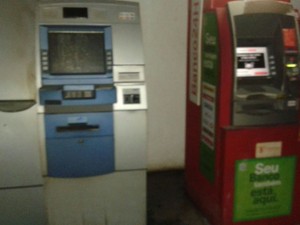 Bando rende vigilante e arromba caixa eletrônico de supermercado em Teresina
