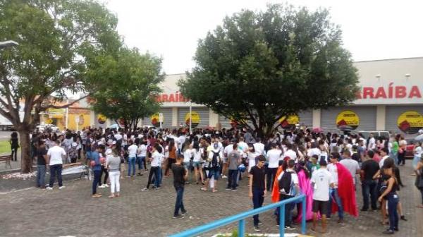 Estudantes e professores de Floriano protestam contra corte de verbas na educa&ccedil;&atilde;o.(Imagem:FlorianoNews)