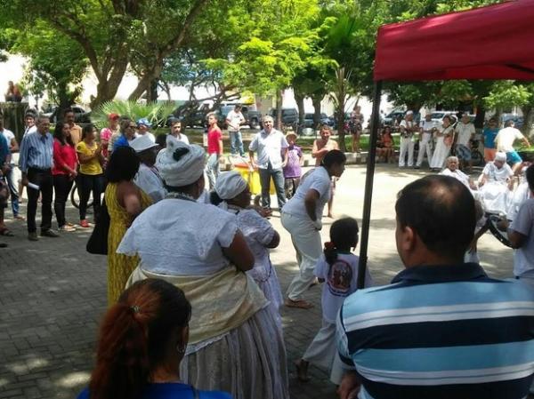 Grupo se reuniu na Pra&ccedil;a da Gra&ccedil;a, Centro de Parna&iacute;ba.(Imagem:Tacyane Machado/Arquivo Pessoal)