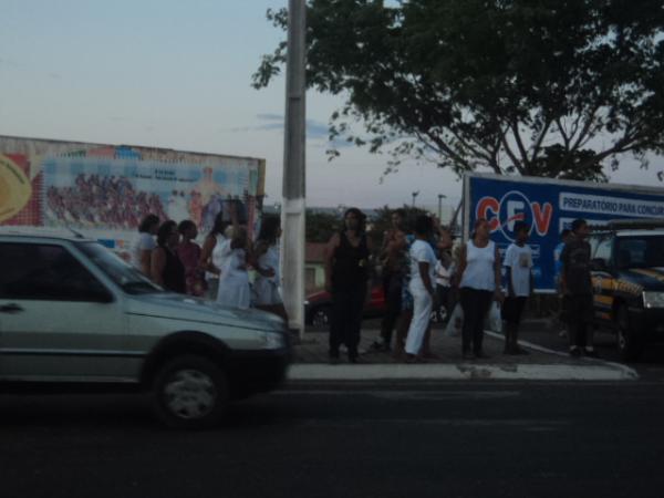 pessoas seguindo a prociss&atilde;o(Imagem:Cida Santana)