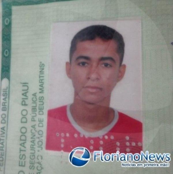 Jovem morre em acidente de moto na ponte que liga Floriano &agrave; Bar&atilde;o de Graja&uacute;.(Imagem:FlorianoNews)