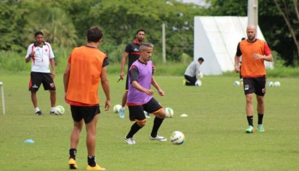 L&eacute;o Franco tem responsabilidade de distribuir jogo para laterais em treino.(Imagem:Abdias Bideh)