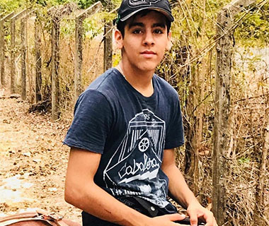 Jovem morre eletrocutado quando andava a cavalo em sítio