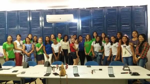 Evangélicas falam do amor de Jesus através de curso de automaquiagem