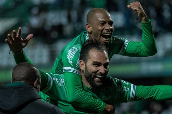 Coritiba bate o Sampaio Corrêa e volta a vencer na Série B