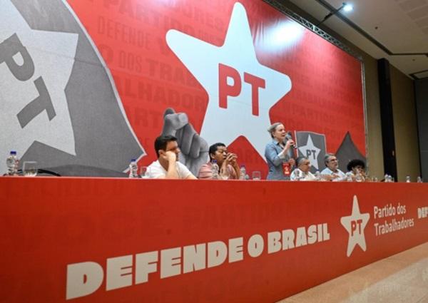 Em resolução, PT defende fim da anistia e PEC sobre militares
