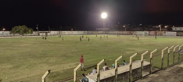 Cori-sabbá encerra amistoso no Estádio Tiberão