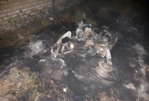 Homem surta e ateia fogo na própria moto em Floriano