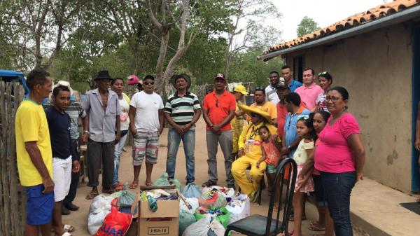 Projeto Amarelinho realiza doa&ccedil;&atilde;o de roupas e alimentos a moradores da zona rural de Floriano(Imagem:FlorianoNews)
